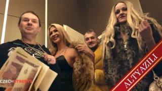 Müslüman Porno Yıldızı Mia Khalifa, Kuduruk Üçlüde Güçlüce Siki Emip Sikişiyor