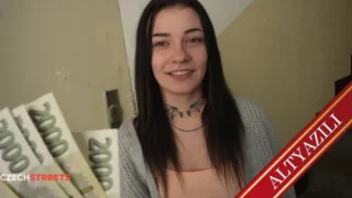 Büyük Kalçalı Sarışın ANNE Üvey Oğluyla Daracık Götü Genişletmek Yapıyor