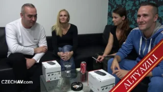 Minik Kız İlk Kez Sınıf Arkadaşının Dev Aletiyle Sikiliyor